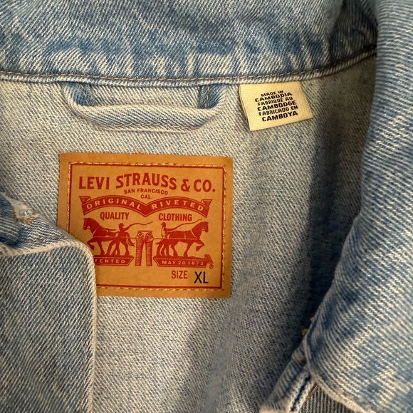 Levi's Light Wash 
 Denim Jacket with Floral Patch

Trucker style - Picture 2 of 3